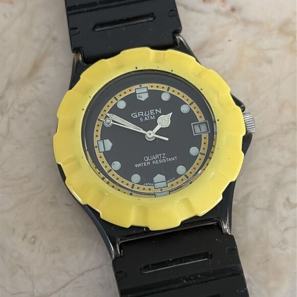 Vintage Gruen Sport Women's Date Watch Yellow Dial Working - Picture 3 of 10